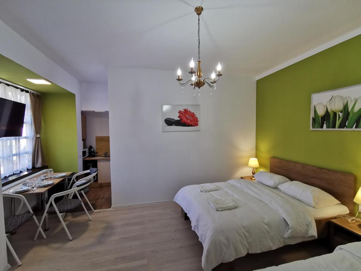 Ambient Deluxe Apartman Gyula Exterior foto