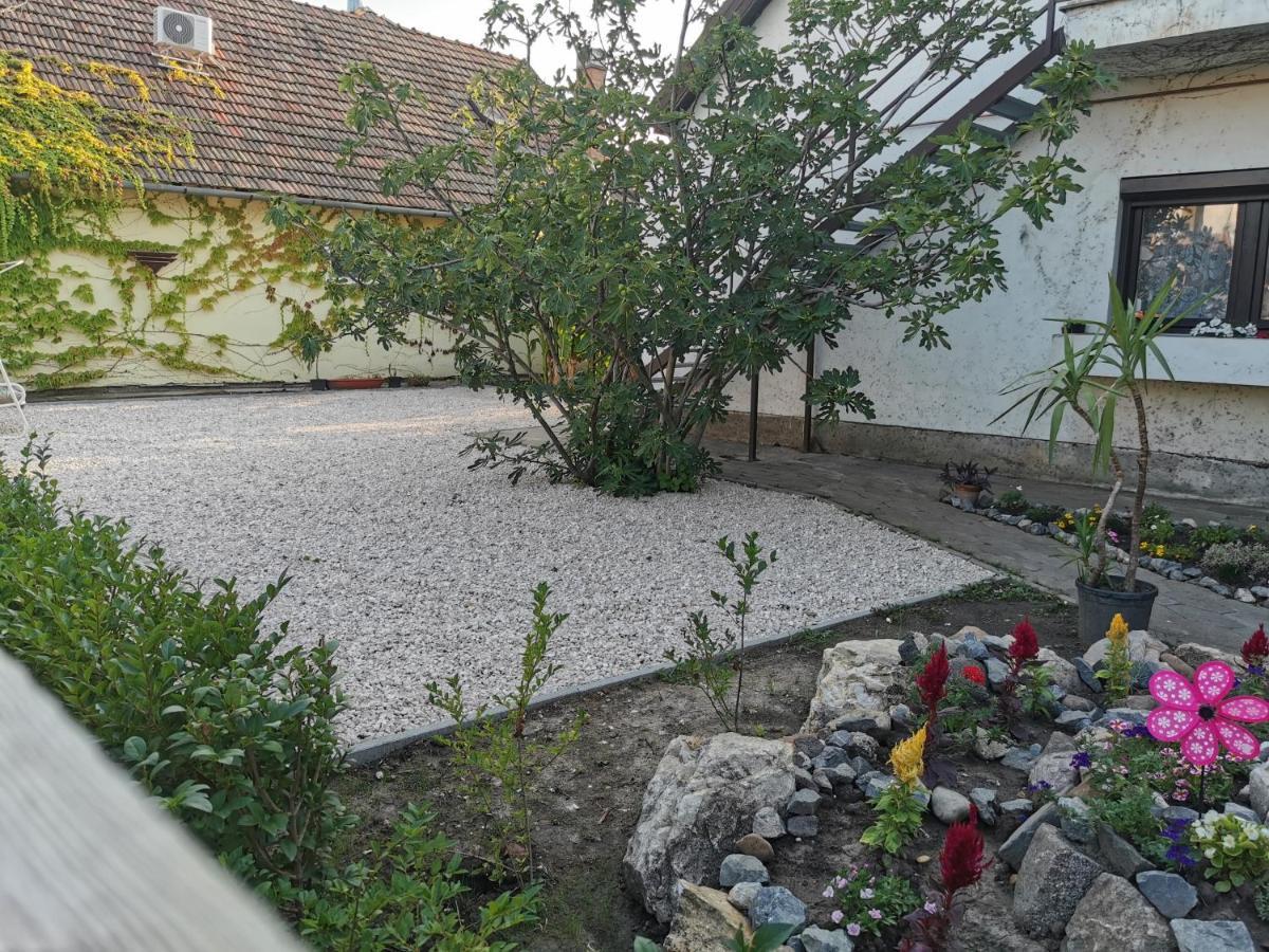 Ambient Deluxe Apartman Gyula Exterior foto